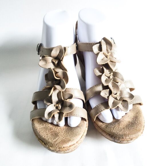 Bolo Born Metallic Gold Leather T-Strap Flowers Womens Size 8 Wedge Heel Sandals - Picture 4 of 10